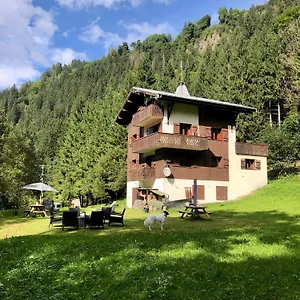 En Pleine Nature Avec 2 Pour 6 Ou 8 Qui Peuvent Réunis En 1 Pour 14 Personnes Appartement